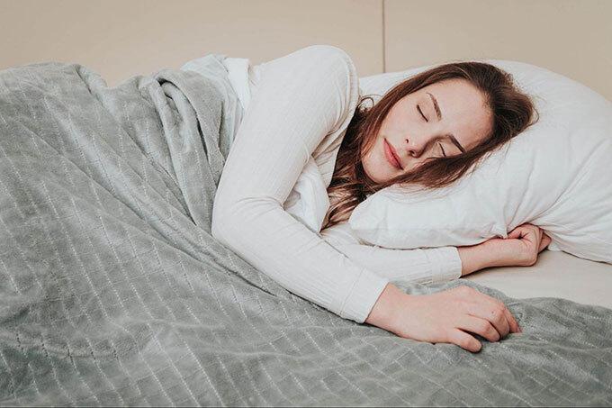 Kołdra obciążeniowa śpiąca kobieta